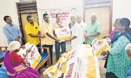 திருத்துறைப்பூண்டி ரோட்டரி கிளப் சார்பில் ஏழைகளுக்கு ஆடைகள்