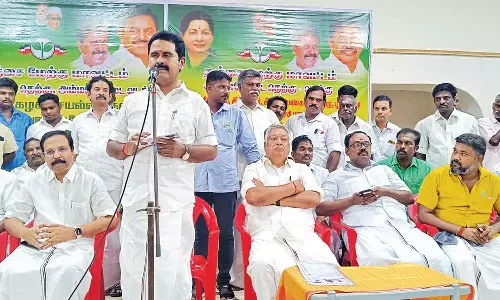 அ.தி.மு.க. இளைஞர் பாசறை செயல்வீரர்கள் கூட்டம்