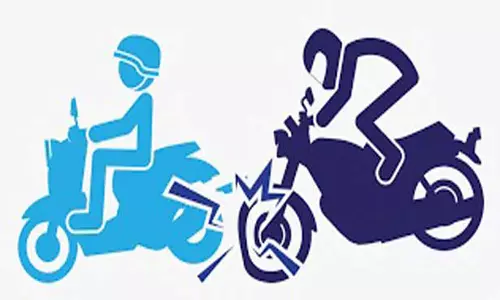 கொட்டாரம் அருகே மோட்டார் சைக்கிள் விபத்தில் மகள் கண் எதிரே தாய் பலி