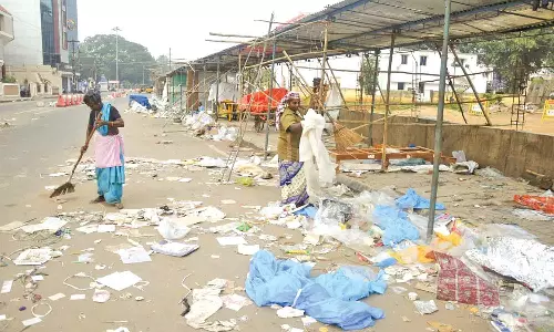 தஞ்சாவூர் மாநகராட்சியில் டன் கணக்கில் குவிந்த பட்டாசு கழிவுகள் அகற்றம்