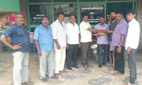 விக்ரம் பிரபுவின் புதிய படம் வெளியீடு பிரபு அறக்கட்டளையினர்  இனிப்பு வழங்கி கொண்டாட்டம்