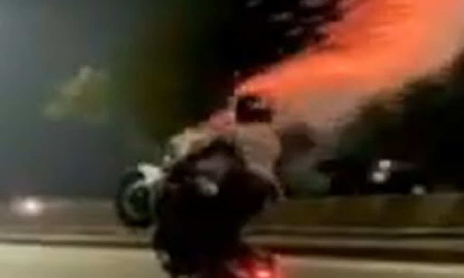 பைக்கில் பட்டாசு வெடித்தவாறு சாகசம்: கைதான 5 வாலிபர்களின் லைசென்சை ரத்து செய்ய நடவடிக்கை