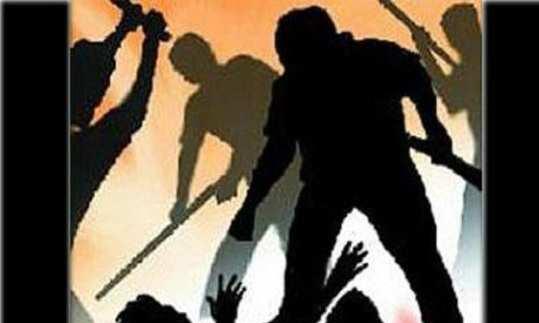 அ.தி.மு.க. பிரமுகர் ஓட்டலில் புகுந்து பொருட்களை அடித்து ெநாறுக்கிய கும்பல்