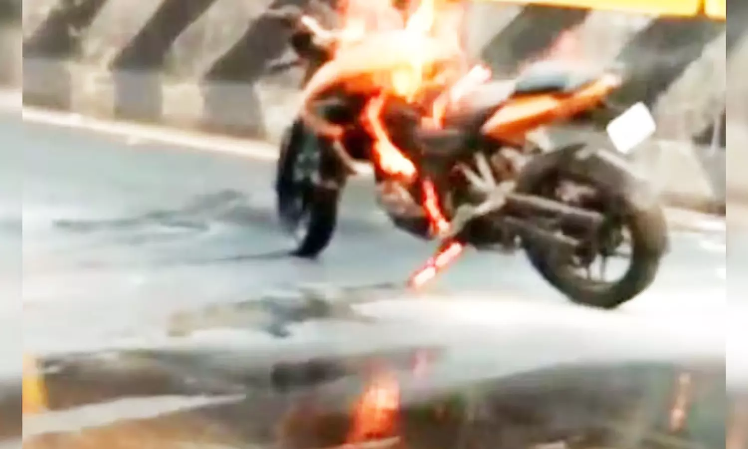 சாலையில் திடீரென தீப்பிடித்து எரிந்த பைக் சாலையில் திடீரென தீப்பிடித்து எரிந்த பைக்