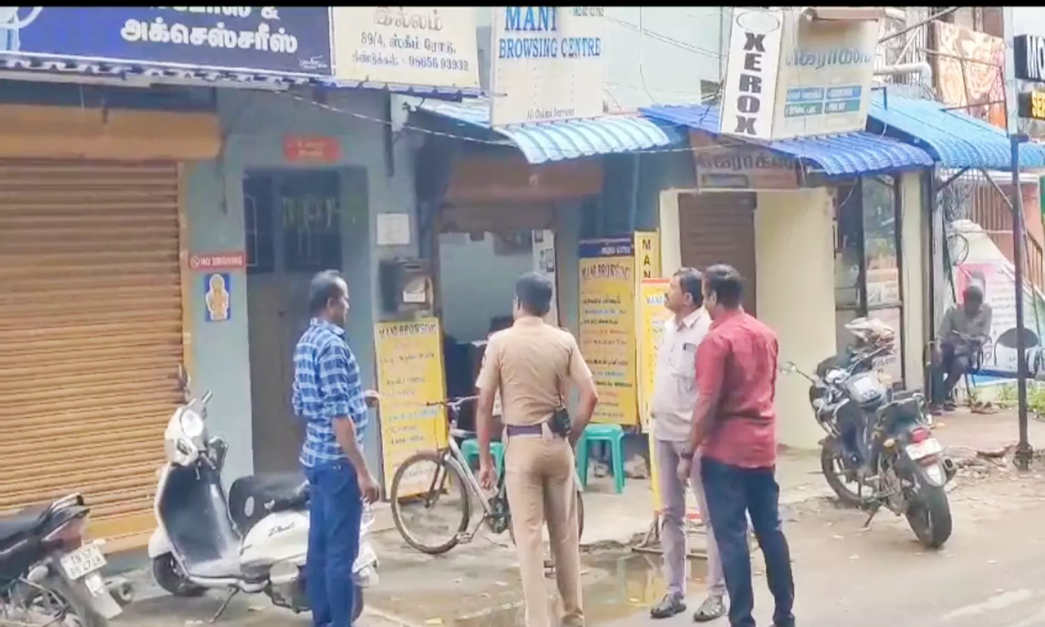 திண்டுக்கல் பஸ்நிலையம் அருகே அடுத்தடுத்த 3 கடைகளில் கொள்ளையர் கைவரிசை திண்டுக்கல் பஸ்நிலையம் அருகே அடுத்தடுத்த 3 கடைகளில் கொள்ளையர் கைவரிசை