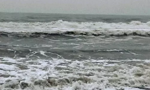 மரக்காணம் பகுதியில் 8 செ.மீ. கொட்டி தீர்த்த மழை: கடல் சீற்றம்- வீட்டில் முடங்கிய மீனவர்கள்