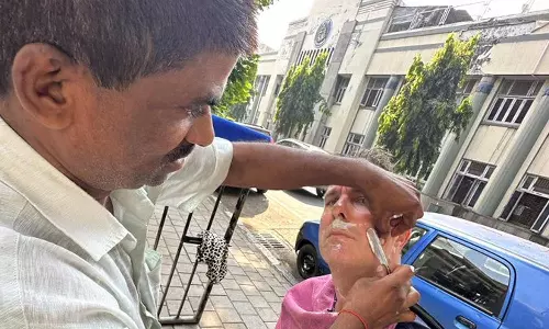 மரத்தடியில் அமர்ந்து முடி வெட்டிய மைக்கேல் வாகன்: வைரலாகும் வீடியோ