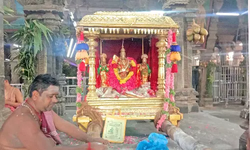 கந்த சஷ்டி விழாவின் 2-ம் நாளான இன்று திருச்செந்தூர் கோவிலில் திரண்ட பல்லாயிரக்கணக்கான பக்தர்கள்