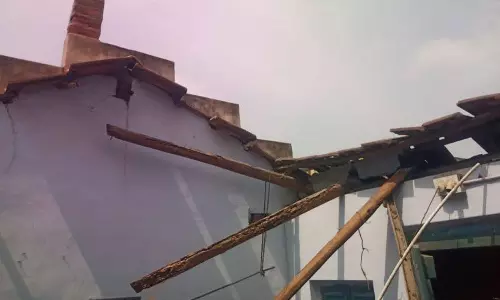 தொடர் மழையால் வீட்டின் மேற்கூரை இடிந்து விழுந்தது