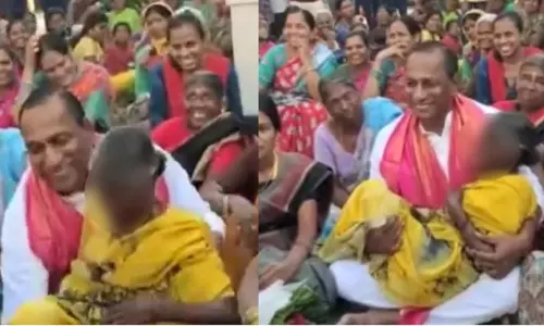 தெலுங்கானா மாநில தேர்தல் பிரசாரத்தில் மூதாட்டியை தூக்கி நடனமாடிய அமைச்சர்