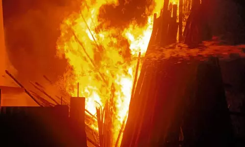 கொடுமுடி அருகே திருவிழா பந்தல் அமைப்பாளர் வீட்டில் தீ விபத்து