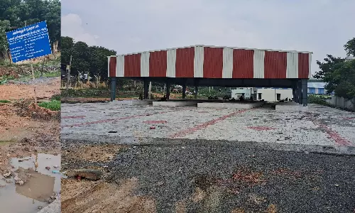 திறப்பதற்கு முன்பே மதுபான பாராக மாறிப்போன வாரச்சந்தை