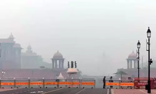 டெல்லியில் வரலாறு காணாத வகையில் காற்று மாசு அதிகரிப்பு: எல்லையில் சோதனை- வாகனங்களுக்கு தடை