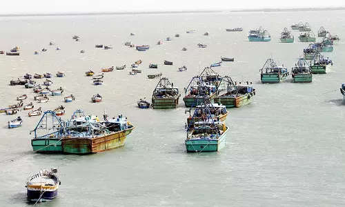 மன்னார் வளைகுடா பகுதியில் பலத்த சூறைக்காற்று: ராமேசுவரம் மீனவர்கள் கடலுக்கு செல்ல தடை