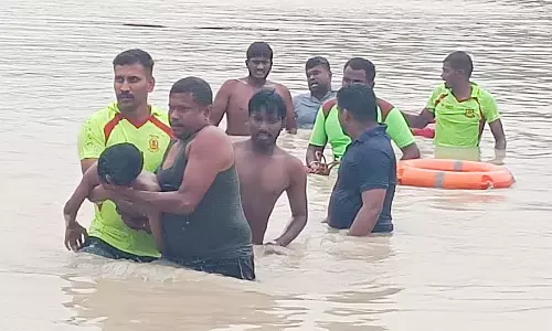 கண்மாய்கரையில் விளையாடிய 9-ம் வகுப்பு மாணவன் நீரில் மூழ்கி பலி