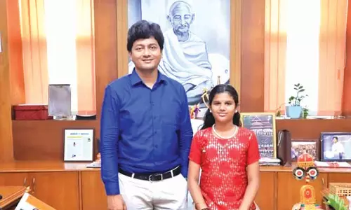 கூலித்தொழிலாளி மனைவியின் மருத்துவ செலவுக்காக யூடியூப் சேனல் தொடங்கிய பள்ளி மாணவி