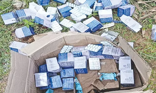 இரணியல் அருகே குப்பையில் வீசப்பட்டு கிடந்த இலவச கால்சியம் மாத்திரைகள்