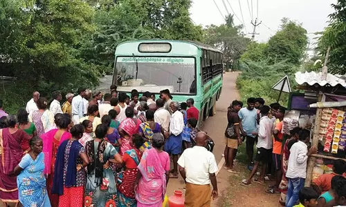 ஊத்துக்கோட்டை அருகே குடிநீர் கேட்டு பெண்கள் திடீர் மறியல்
