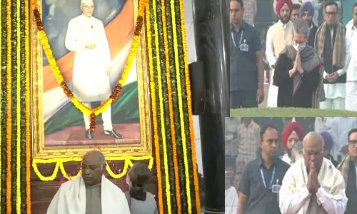 நேரு பிறந்த தினம்: நினைவிடத்தில் சோனியா காந்தி, கார்கே மலர்தூவி மரியாதை