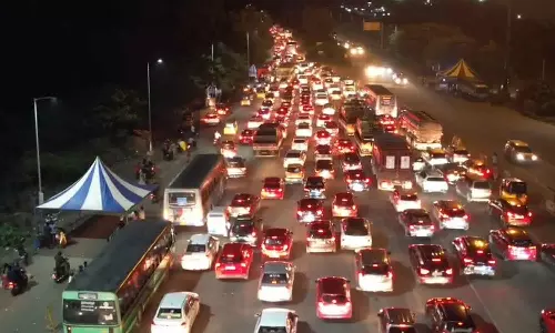 பரனூர், ஆத்தூர் சுங்கச்சாவடிகளில் கடும் போக்குவரத்து நெரிசல்