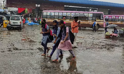 தருமபுரி மாவட்டம் முழுவதும் சாரல் மழை: பொதுமக்களின் இயல்பு வாழ்க்கை பாதிப்பு