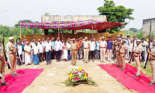 21 குண்டுகள் முழங்க போலீஸ் ஏட்டு உடல் அடக்கம்