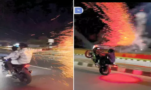 பைக்கில் பட்டாசு வெடித்து சாகசம் செய்த வாலிபர்கள்