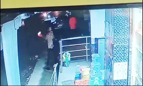 மது பாட்டிலில் தீ வைத்து சூப்பர் மார்க்கெட்டில் வீசிய வாலிபர்