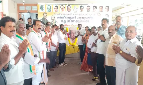 பிறந்த நாளையொட்டி நேரு படத்திற்கு காங்கிரசார் மாலை