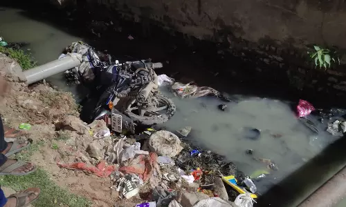 கானாற்றில் பைக்குடன் விழுந்த தொழிலாளி காயம்