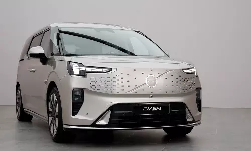 738 கி.மீ. ரேன்ஜ்.. ஏகப்பட்ட ஆடம்பர வசதிகள்.. அசத்தலாக அறிமுகமானது வால்வோ EM90