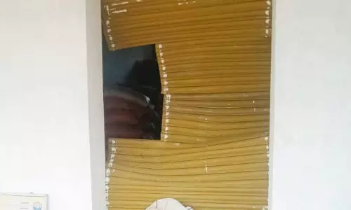 ரேஷன் கடையை உடைத்து அரிசி, பருப்பை ருசித்த யானைகள்