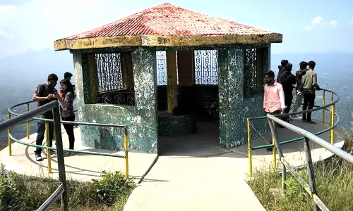 ஊட்டி அருகே பைகாரா அணையில் படகு சவாரி செய்ய சுற்றுலாபயணிகள் ஆர்வம்