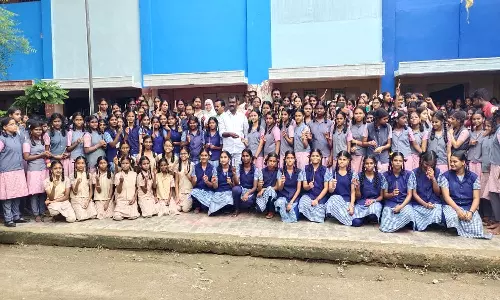 நெல்லை டவுன் பெண்கள் பள்ளியில் இயற்கையை பாதுகாக்க வலியுறுத்தி விதைப்பந்து பேனா விநியோகம்