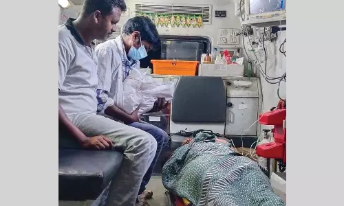 கோவையில் 108 ஆம்புலன்சில் குழந்தை பெற்ற இளம்பெண்