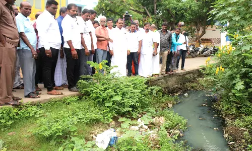 பாளை அருகே இலந்தைகுளத்தில் கலக்கும் பாதாள சாக்கடை கழிவுநீர் - காங்கிரஸ் நிர்வாகிகள் ஆர்ப்பாட்டம்