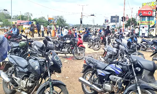 மலுமிச்சம்பட்டி சிக்னல் சந்திப்பு பகுதியில் ரோட்டை அடைத்து நிற்கும் இருசக்கர வாகனங்களால் அவதி