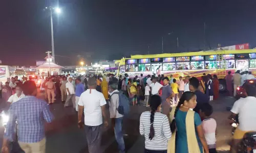 உயர் மின் கோபுர மின்விளக்கு பழுதால் இருளில் மூழ்கிய தருமபுரி பஸ் நிலையம்