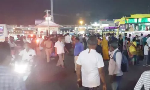 தீபாவளி பண்டிகை முடிந்து சொந்த ஊர்களுக்கு செல்லபஸ் நிலையத்தில் குவிந்த பயணிகள்