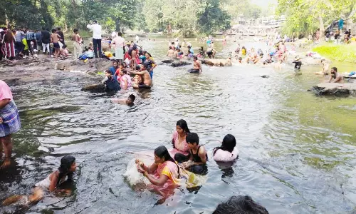 தொடர் விடுமுறை எதிரொலி: சுற்றுலா பயணிகளால் நிரம்பி வழியும் ஒகேனக்கல்