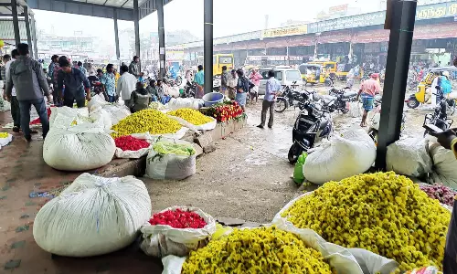 தொடர் சாரல் மழையால், தருமபுரி பூ மார்க்கெட்டில் விற்பனையாகாத பூக்கள்