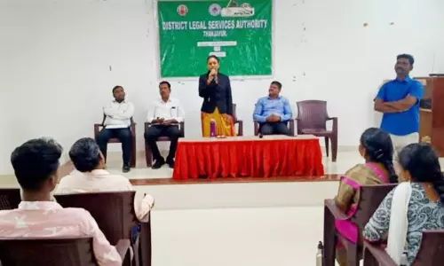 மாணவர்கள் படிப்பில் கவனம் செலுத்தி முன்னேற வேண்டும்