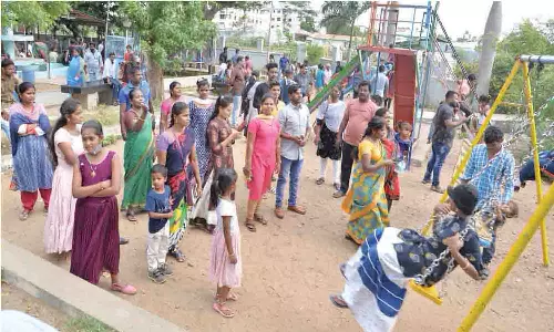 திருப்பூர் மாநகராட்சி பூங்காவில் குவிந்த வடமாநில  தொழிலாளர்கள்