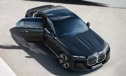 மணிக்கு 96.5 கி.மீ.. அதிநவீன தானியங்கி தொழில்நுட்பம்.. அசத்தும் பி.எம்.டபிள்யூ. 7 சீரிஸ்