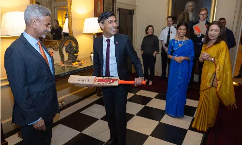 பிரிட்டன் பிரதமருக்கு விராட் கோலி கையெழுத்திட்ட பேட் வழங்கிய மந்திரி ஜெய்சங்கர்