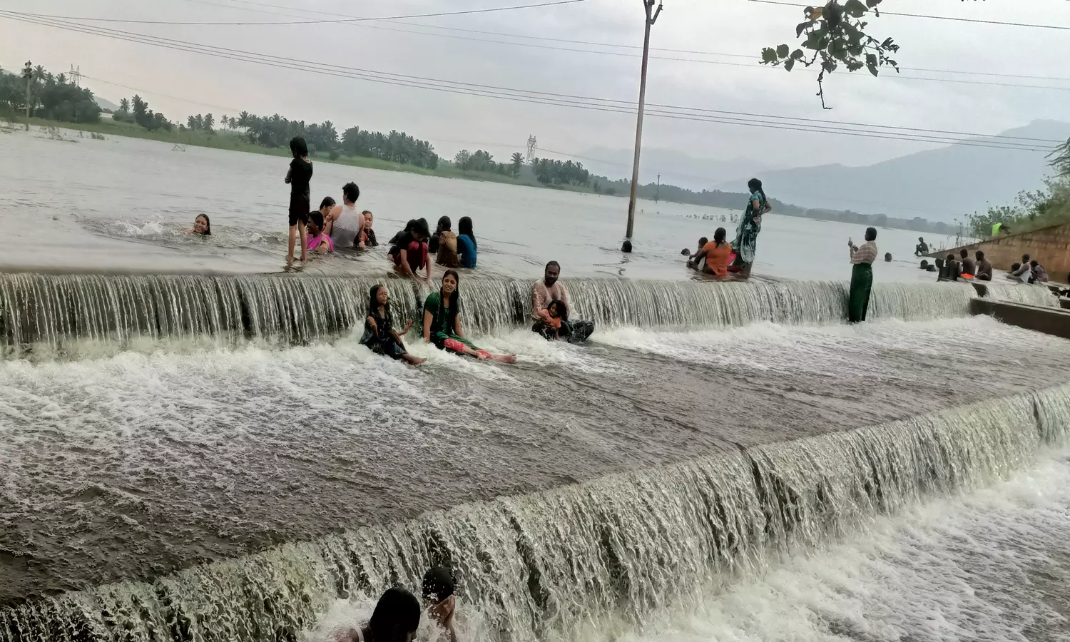 தொடர் மழையால் நிரம்பியது புல்வெட்டி கண்மாயில் ஆபத்தை உணராமல் குளிக்கும் பொதுமக்கள் தொடர் மழையால் நிரம்பியது புல்வெட்டி கண்மாயில் ஆபத்தை உணராமல் குளிக்கும் பொதுமக்கள்