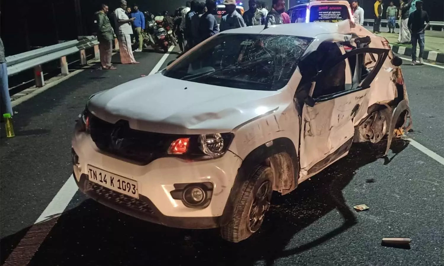 பழனி அருகே கார் டயர் வெடித்து 2 வாலிபர்கள் பலி பழனி அருகே கார் டயர் வெடித்து 2 வாலிபர்கள் பலி