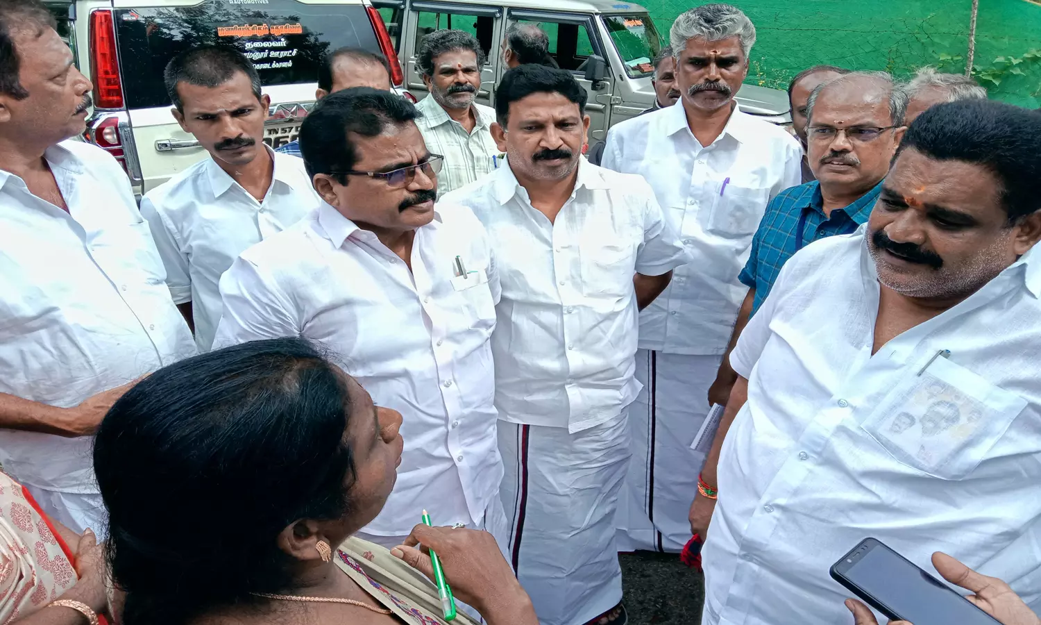 கொடைக்கானல் கீழ்மலை கிராமங்களில் பி.எஸ்.என்.எல். செல்போன் கோபுரம் அமைக்க அதிகாரிகள் ஆய்வு கொடைக்கானல் கீழ்மலை கிராமங்களில் பி.எஸ்.என்.எல். செல்போன் கோபுரம் அமைக்க அதிகாரிகள் ஆய்வு