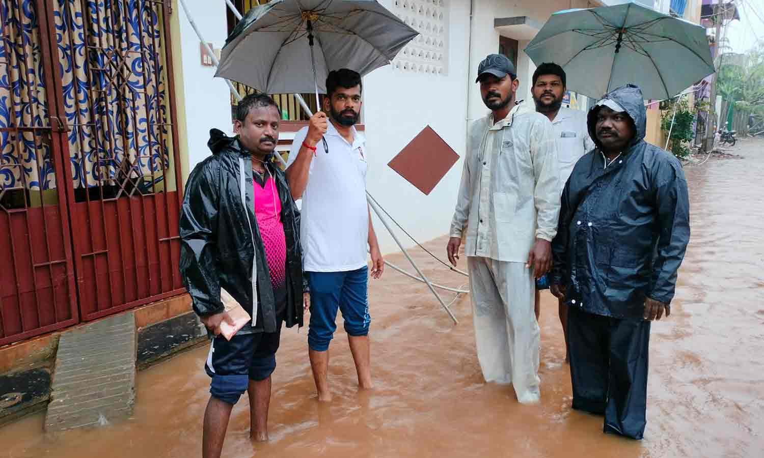 உழவர்கரை தொகுதியில் மழையால் சேதமடைந்த பகுதிகளில் வக்கீல் சசிபாலன் ஆய்வு