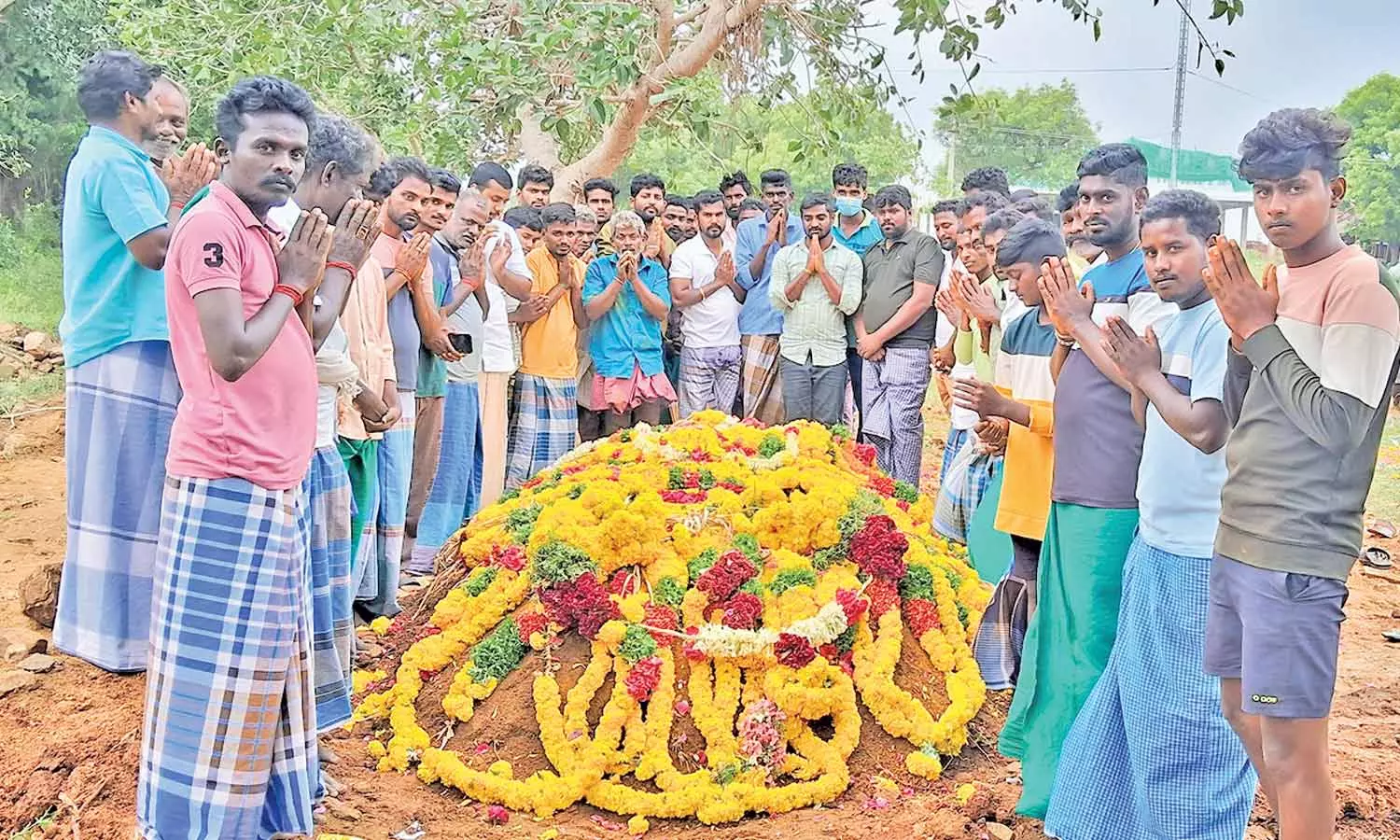 கோவிலுக்கு சொந்தமான ஜல்லிகட்டு காளை உயிரிழப்பு: கிராம மக்கள் கண்ணீர் அஞ்சலி கோவிலுக்கு சொந்தமான ஜல்லிகட்டு காளை உயிரிழப்பு: கிராம மக்கள் கண்ணீர் அஞ்சலி